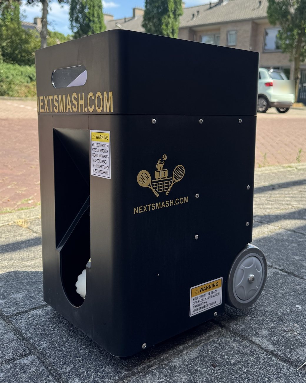 De NextSmash Basic buiten op straat, met het logo op de zijkant